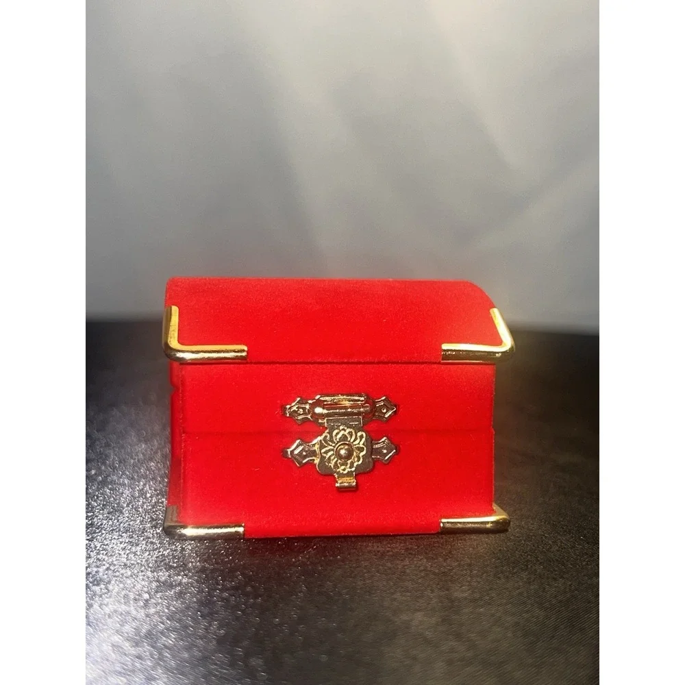 Red Velvet Earring Gift Box – Gold Hardware